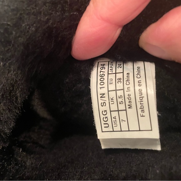 UGG Patten black suede shearling boot. Size 7 - Picture 6 of 6